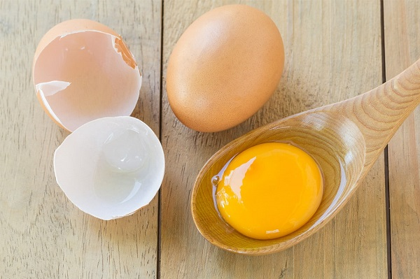 Mẹ bầu nên bổ sung trứng gà với liều lượng phù hợp để con da trắng