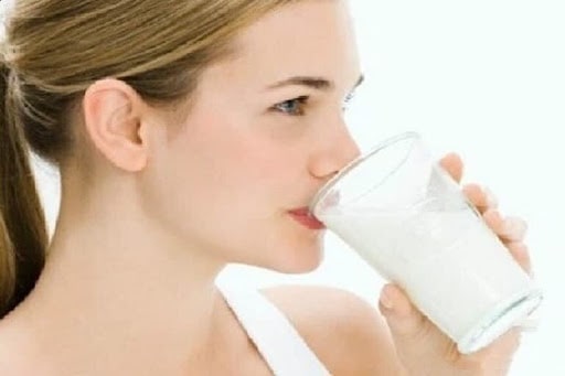 Phụ nữ sau sinh uống sữa tươi như thế nào là tốt nhất?